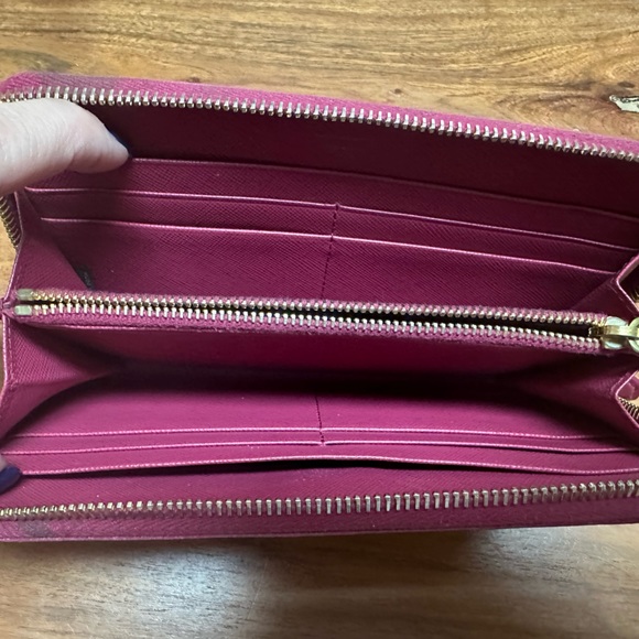 Prada Wallet!! Great color for Spring!! - Picture 7 of 8